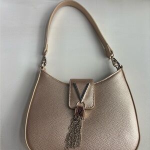 Elegant Gold Handbag with Tassel Accent